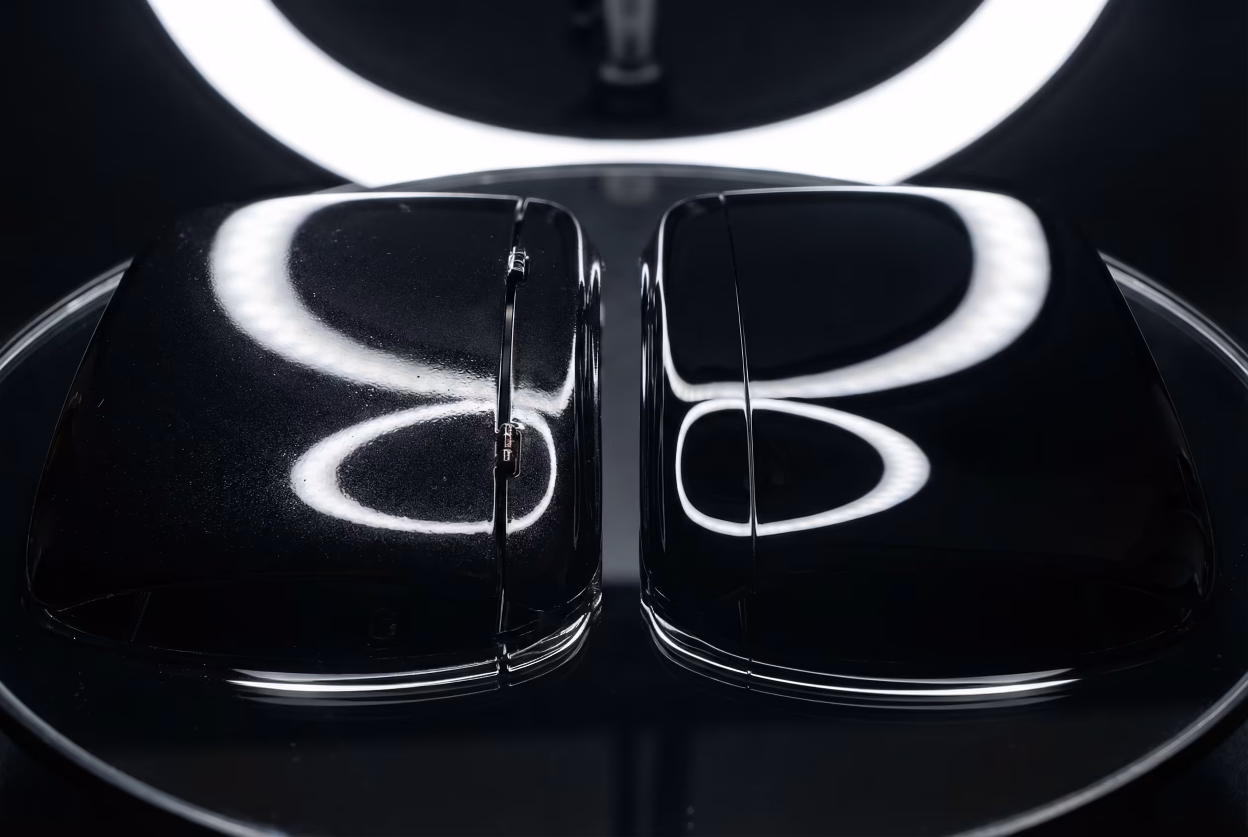 Primer plano de juntas de carroceria y acabado de pintura en maquetas de coches diecast vs resina