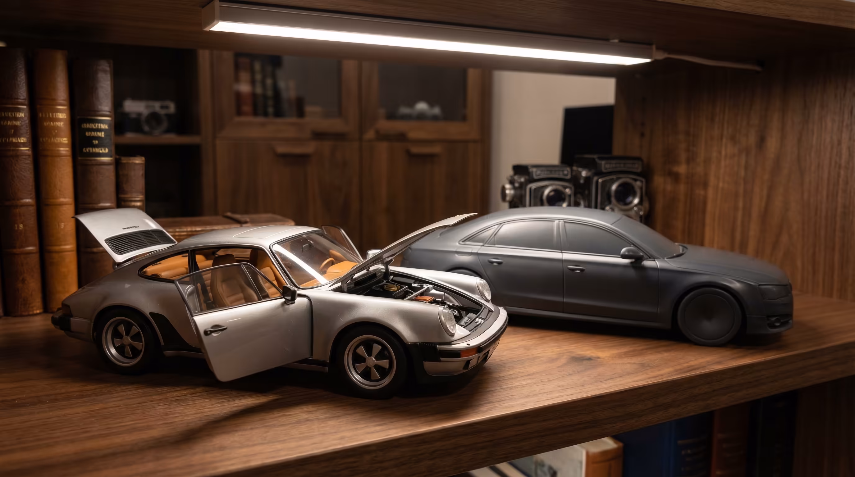 Miniaturas coches diecast con puertas y capo abiertos frente a modelo de resina sellado